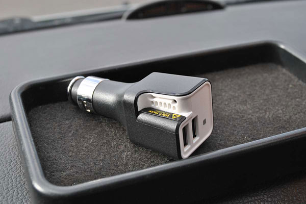 Мастер Кит Как устранить неприятный запах в машине и зарядить севший гаджет одновременно?  