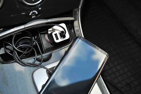 Мастер Кит Как устранить неприятный запах в машине и зарядить севший гаджет одновременно?  