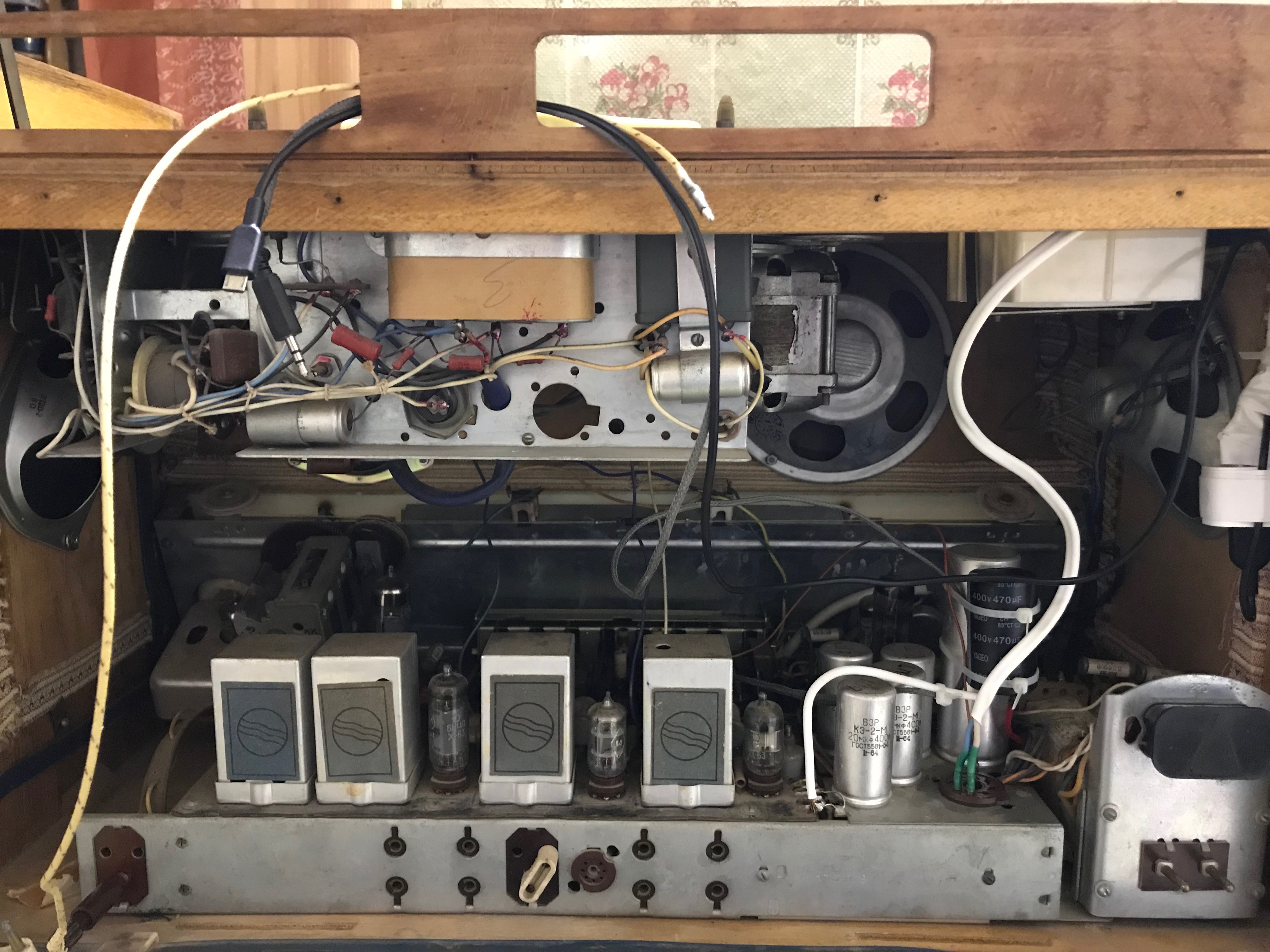 Мастер Кит Реставрация винтажной магнитолы "Вайва" с помощью FM-тюнера MP3510 Вид на плату после установки кабелей питания и сигнала для модуля FM