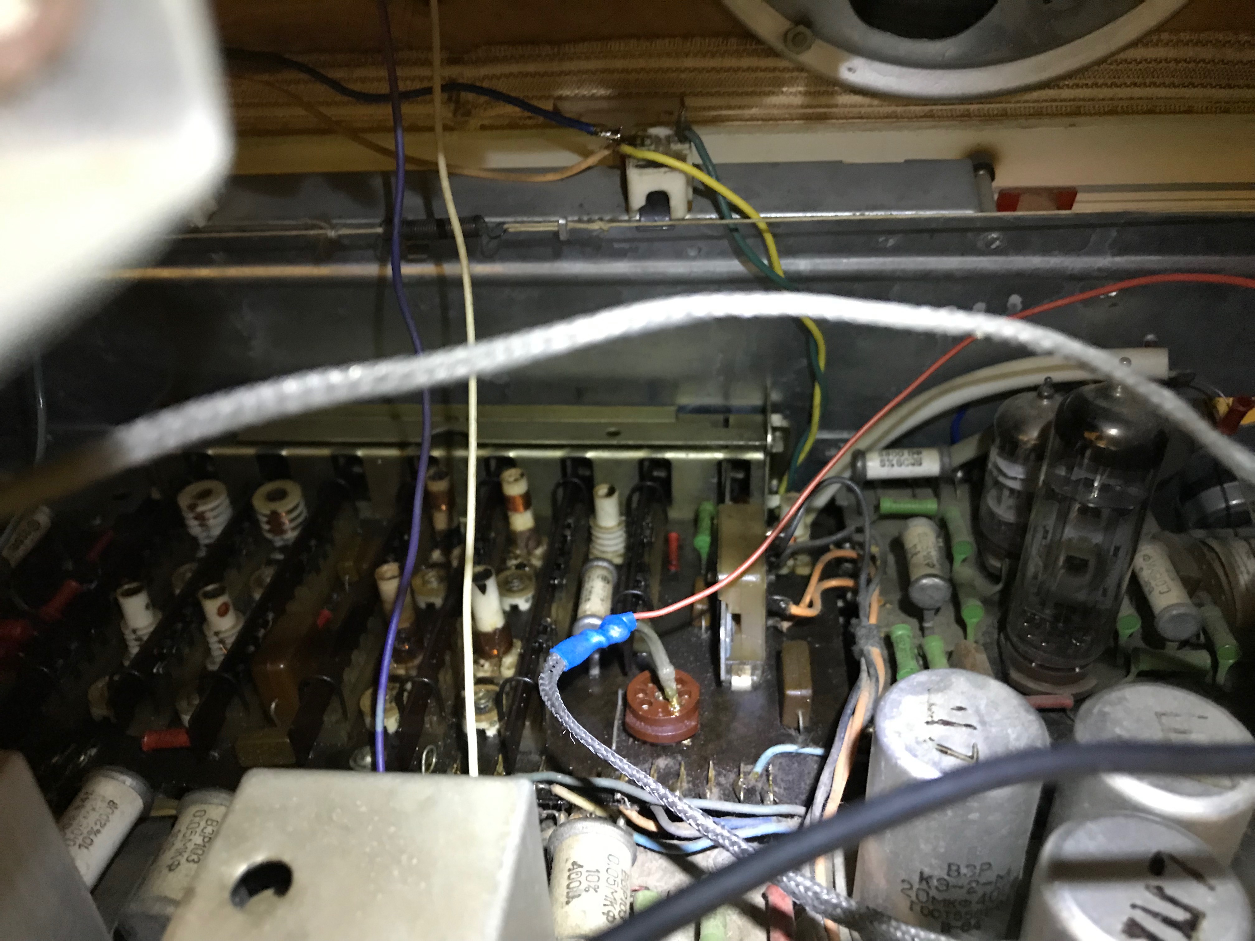 Мастер Кит Реставрация винтажной магнитолы "Вайва" с помощью FM-тюнера MP3510 Вид на плату после установки кабелей питания и сигнала для модуля FM