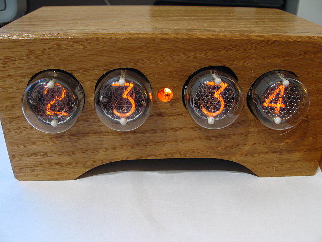 оформление корпуса часов Мастер Кит Обзор набора для сборки ретро-часов на лампах ИН-4  набор для сборки часов на лампах ИН-4 корпус из дерева